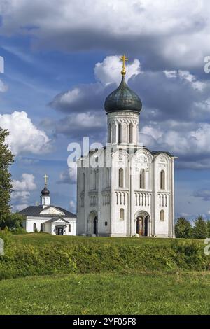 Die Kirche der Fürbitte der Heiligen Jungfrau am Nerl ist eine orthodoxe Kirche und ein Symbol des mittelalterlichen Russlands Stockfoto