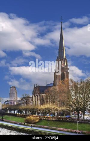 Die Dreikonigskirche ist eine lutherische Pfarrkirche in Frankfurt am Main Stockfoto