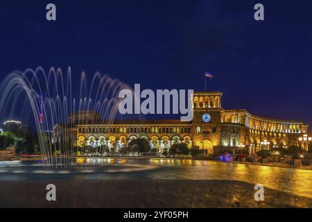 Regierungsgebäude auf dem Platz der Republik am Abend in Jerewan, Armenia Stockfoto