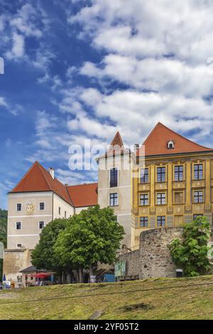 Das Kloster Durnstein der Augustiner-Kanoniker wurde 1410 auf einer Felsenklippe hoch über der Donau in Österreich, Europa gegründet Stockfoto