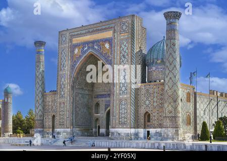 Sher-Dor Madrasa ist eine islamische Schule aus dem 17. Jahrhundert im historischen Zentrum von Samarkand, Usbekistan, Asien Stockfoto