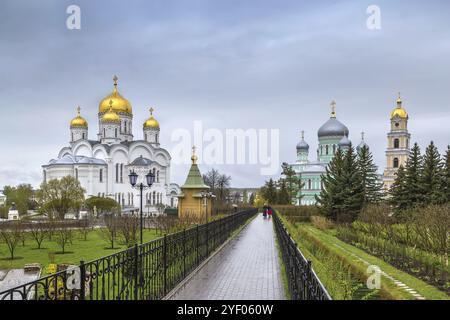 Blick auf die Verklärungskirche und die Dreifaltigkeitskathedra im Kloster St. Seraphim-Divejewo, Russland, Europa Stockfoto