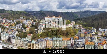 Panoramablick auf das Stadtzentrum von Karlsbad vom Hügel, Tschechische republik Stockfoto