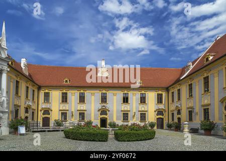 Das Kloster Durnstein der Augustiner-Kanoniker wurde 1410 auf einer Felsenklippe hoch über der Donau in Österreich, Europa gegründet Stockfoto