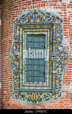 Fliesenplatte an einem Fenster der Kirche des Heiligen Nikolaus (Nikita Wet) in Jaroslawl, Russland, Europa Stockfoto