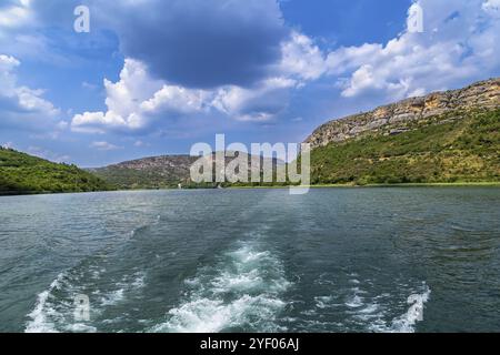 Felsen am Ufer des Flusses im Nationalpark Krka, Kroatien, Europa Stockfoto