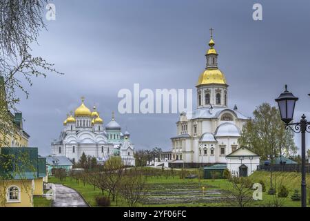 Blagoweschtschenski-Kathedrale und Verklärungskirche im Kloster St. Seraphim-Divejewo, Russland, Europa Stockfoto