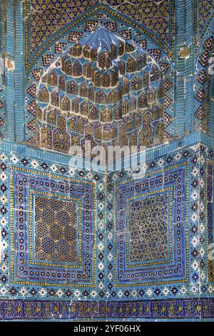 Innenraum des Mausoleums im Komplex Shahi Zinda in Samarkand, Usbekistan, Asien Stockfoto