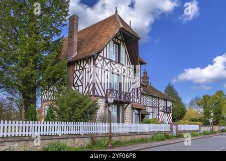 Straße mit historischen Fachwerkhäusern in Beuvron-en-Auge, Frankreich, Europa Stockfoto