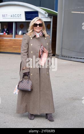 Ascot, Berkshire, Großbritannien. November 2024. Rennfahrer kommen an einem milden Herbsttag auf der Ascot Racecourse in Berkshire zum Fireworks Spectacular Family Raceday an. Quelle: Maureen McLean/Alamy Live News Stockfoto