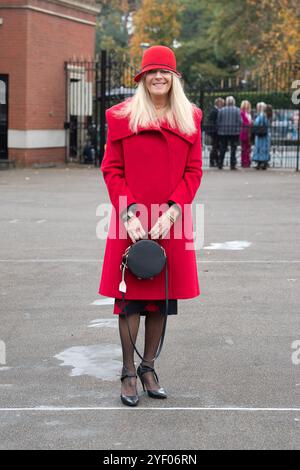 Ascot, Berkshire, Großbritannien. November 2024. Rennfahrer kommen an einem milden Herbsttag auf der Ascot Racecourse in Berkshire zum Fireworks Spectacular Family Raceday an. Quelle: Maureen McLean/Alamy Live News Stockfoto