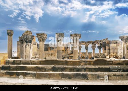 Die Kathedrale von Zvartnots ist eine armenische Kathedrale aus dem 7. Jahrhundert in Vagharshapat, Armenien, Asien Stockfoto