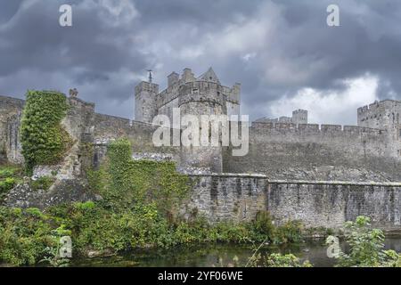 Cahir Castle ist eine der größten Burgen in Irland und befindet sich auf einer Insel im Fluss Suir Stockfoto