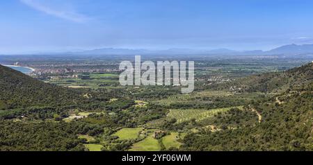 Panoramablick mit einem Tal von einem Hügel in der Gegend von Roses, Spanien, Europa Stockfoto