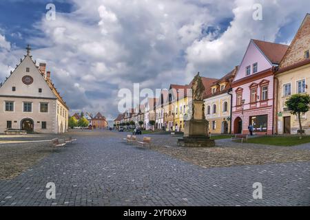 Zentraler Platz umgeben von gut erhaltenen Gotik- und Renaissancehäusern in Bardejov, Slowakei, Europa Stockfoto