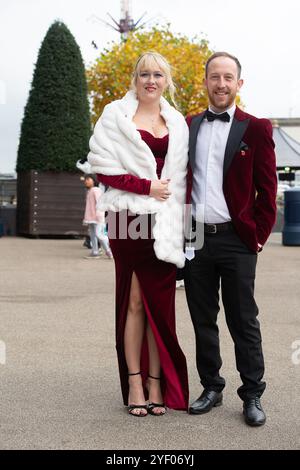 Ascot, Berkshire, Großbritannien. November 2024. Rennfahrer kommen an einem milden Herbsttag auf der Ascot Racecourse in Berkshire zum Fireworks Spectacular Family Raceday an. Quelle: Maureen McLean/Alamy Live News Stockfoto