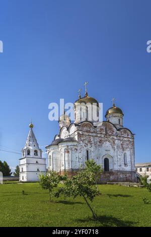 Das Luschhetski-Kloster ist ein mittelalterliches Festungskloster in Moschhaysk, Moskau, Russland. Geburt der Jungfrau Maria Kathedrale Stockfoto