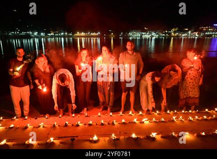 Ajmer, Rajasthan, Indien. 31. Oktober 2024. Ausländische Touristen feiern Diwali mit Feuerwerkskörpern in Puschkar. Diwali, auch bekannt als Festival of Lights, ist eines der beliebtesten Festivals in Indien. Es wird im Oktober oder November gefeiert. (Kreditbild: © Shaukat Ahmed/Pacific Press via ZUMA Press Wire) NUR REDAKTIONELLE VERWENDUNG! Nicht für kommerzielle ZWECKE! Stockfoto