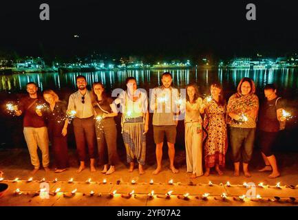 Ajmer, Rajasthan, Indien. 31. Oktober 2024. Ausländische Touristen feiern Diwali mit Feuerwerkskörpern in Puschkar. Diwali, auch bekannt als Festival of Lights, ist eines der beliebtesten Festivals in Indien. Es wird im Oktober oder November gefeiert. (Kreditbild: © Shaukat Ahmed/Pacific Press via ZUMA Press Wire) NUR REDAKTIONELLE VERWENDUNG! Nicht für kommerzielle ZWECKE! Stockfoto