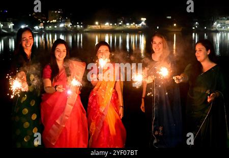 Ajmer, Rajasthan, Indien. November 2024. Ausländische Touristen feiern Diwali mit Feuerwerkskörpern in Puschkar. Diwali, auch bekannt als Festival of Lights, ist eines der beliebtesten Festivals in Indien. Es wird im Oktober oder November gefeiert. (Kreditbild: © Shaukat Ahmed/Pacific Press via ZUMA Press Wire) NUR REDAKTIONELLE VERWENDUNG! Nicht für kommerzielle ZWECKE! Stockfoto