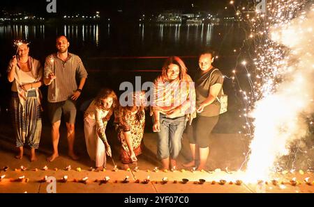 Ajmer, Rajasthan, Indien. 31. Oktober 2024. Ausländische Touristen feiern Diwali mit Feuerwerkskörpern in Puschkar. Diwali, auch bekannt als Festival of Lights, ist eines der beliebtesten Festivals in Indien. Es wird im Oktober oder November gefeiert. (Kreditbild: © Shaukat Ahmed/Pacific Press via ZUMA Press Wire) NUR REDAKTIONELLE VERWENDUNG! Nicht für kommerzielle ZWECKE! Stockfoto