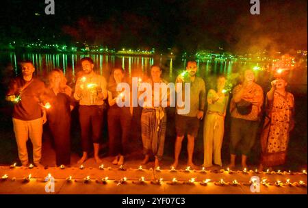 Ajmer, Rajasthan, Indien. 31. Oktober 2024. Ausländische Touristen feiern Diwali mit Feuerwerkskörpern in Puschkar. Diwali, auch bekannt als Festival of Lights, ist eines der beliebtesten Festivals in Indien. Es wird im Oktober oder November gefeiert. (Kreditbild: © Shaukat Ahmed/Pacific Press via ZUMA Press Wire) NUR REDAKTIONELLE VERWENDUNG! Nicht für kommerzielle ZWECKE! Stockfoto