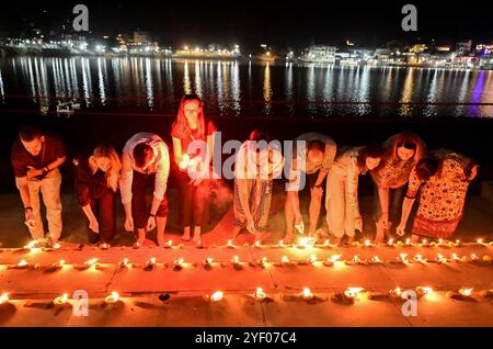 Ajmer, Rajasthan, Indien. 31. Oktober 2024. Ausländische Touristen feiern Diwali mit Feuerwerkskörpern in Puschkar. Diwali, auch bekannt als Festival of Lights, ist eines der beliebtesten Festivals in Indien. Es wird im Oktober oder November gefeiert. (Kreditbild: © Shaukat Ahmed/Pacific Press via ZUMA Press Wire) NUR REDAKTIONELLE VERWENDUNG! Nicht für kommerzielle ZWECKE! Stockfoto