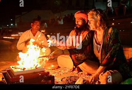 Ajmer, Rajasthan, Indien. 31. Oktober 2024. Ausländische Touristen feiern Diwali mit Feuerwerkskörpern in Puschkar. Diwali, auch bekannt als Festival of Lights, ist eines der beliebtesten Festivals in Indien. Es wird im Oktober oder November gefeiert. (Kreditbild: © Shaukat Ahmed/Pacific Press via ZUMA Press Wire) NUR REDAKTIONELLE VERWENDUNG! Nicht für kommerzielle ZWECKE! Stockfoto