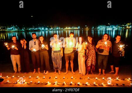 Ajmer, Rajasthan, Indien. 31. Oktober 2024. Ausländische Touristen feiern Diwali mit Feuerwerkskörpern in Puschkar. Diwali, auch bekannt als Festival of Lights, ist eines der beliebtesten Festivals in Indien. Es wird im Oktober oder November gefeiert. (Kreditbild: © Shaukat Ahmed/Pacific Press via ZUMA Press Wire) NUR REDAKTIONELLE VERWENDUNG! Nicht für kommerzielle ZWECKE! Stockfoto