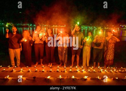 Ajmer, Rajasthan, Indien. 31. Oktober 2024. Ausländische Touristen feiern Diwali mit Feuerwerkskörpern in Puschkar. Diwali, auch bekannt als Festival of Lights, ist eines der beliebtesten Festivals in Indien. Es wird im Oktober oder November gefeiert. (Kreditbild: © Shaukat Ahmed/Pacific Press via ZUMA Press Wire) NUR REDAKTIONELLE VERWENDUNG! Nicht für kommerzielle ZWECKE! Stockfoto