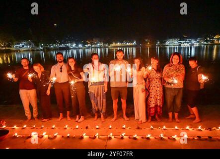 Ajmer, Rajasthan, Indien. 31. Oktober 2024. Ausländische Touristen feiern Diwali mit Feuerwerkskörpern in Puschkar. Diwali, auch bekannt als Festival of Lights, ist eines der beliebtesten Festivals in Indien. Es wird im Oktober oder November gefeiert. (Kreditbild: © Shaukat Ahmed/Pacific Press via ZUMA Press Wire) NUR REDAKTIONELLE VERWENDUNG! Nicht für kommerzielle ZWECKE! Stockfoto