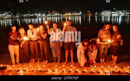 Ajmer, Rajasthan, Indien. 31. Oktober 2024. Ausländische Touristen feiern Diwali mit Feuerwerkskörpern in Puschkar. Diwali, auch bekannt als Festival of Lights, ist eines der beliebtesten Festivals in Indien. Es wird im Oktober oder November gefeiert. (Kreditbild: © Shaukat Ahmed/Pacific Press via ZUMA Press Wire) NUR REDAKTIONELLE VERWENDUNG! Nicht für kommerzielle ZWECKE! Stockfoto