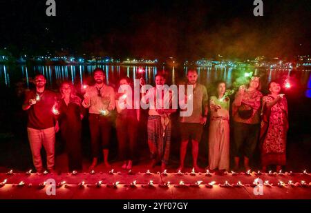 Ajmer, Rajasthan, Indien. 31. Oktober 2024. Ausländische Touristen feiern Diwali mit Feuerwerkskörpern in Puschkar. Diwali, auch bekannt als Festival of Lights, ist eines der beliebtesten Festivals in Indien. Es wird im Oktober oder November gefeiert. (Kreditbild: © Shaukat Ahmed/Pacific Press via ZUMA Press Wire) NUR REDAKTIONELLE VERWENDUNG! Nicht für kommerzielle ZWECKE! Stockfoto