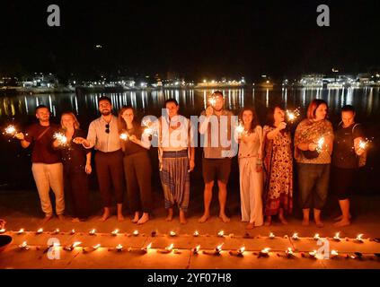 Ajmer, Rajasthan, Indien. 31. Oktober 2024. Ausländische Touristen feiern Diwali mit Feuerwerkskörpern in Puschkar. Diwali, auch bekannt als Festival of Lights, ist eines der beliebtesten Festivals in Indien. Es wird im Oktober oder November gefeiert. (Kreditbild: © Shaukat Ahmed/Pacific Press via ZUMA Press Wire) NUR REDAKTIONELLE VERWENDUNG! Nicht für kommerzielle ZWECKE! Stockfoto