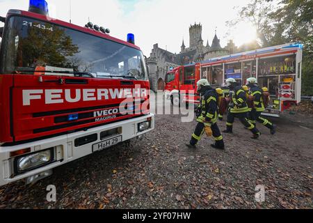 Niedersachsen, Nordstemmen, die Feuerwehr probt heute den Einsatz auf Schloss Marienburg bei Pattensen in der Region Hannover. Mehr als 200 Feuerwehrleute von rund 25 Ortswehren sind den Angaben zufolge bei der Übung im Einsatz., *** Niedersachsen, Nordstemmen, die Feuerwehr probt heute auf Schloss Marienburg bei Pattensen in Hannover mehr als 200 Feuerwehrleute aus rund 25 örtlichen Feuerwehren nehmen an der Übung Teil. Stockfoto