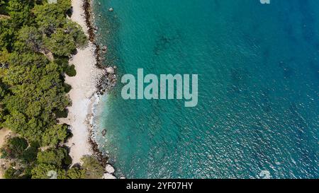Blick aus der Vogelperspektive auf Rocky Beach und klares türkisfarbenes Meer Stockfoto