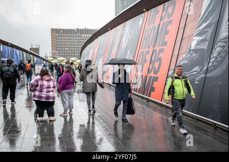 London, Großbritannien. November 2024. Käufer werden auf dem Weg nach Westfield Stratford City in London mit Regenschirmen gesehen. Das Wetter in London wird voraussichtlich größtenteils bewölkt sein, mit der Möglichkeit, einen kurzen Blick auf die Sonne zu werfen, und die seltsame leichte Dusche. Quelle: David Tramontan / Alamy Live News Stockfoto