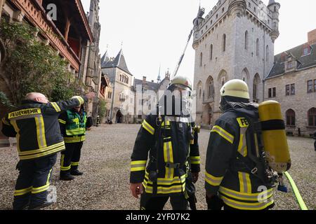 Niedersachsen, Nordstemmen, die Feuerwehr probt heute den Einsatz auf Schloss Marienburg bei Pattensen in der Region Hannover. Mehr als 200 Feuerwehrleute von rund 25 Ortswehren sind den Angaben zufolge bei der Übung im Einsatz., *** Niedersachsen, Nordstemmen, die Feuerwehr probt heute auf Schloss Marienburg bei Pattensen in Hannover mehr als 200 Feuerwehrleute aus rund 25 örtlichen Feuerwehren nehmen an der Übung Teil. Stockfoto