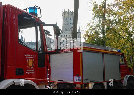 Niedersachsen, Nordstemmen, die Feuerwehr probt heute den Einsatz auf Schloss Marienburg bei Pattensen in der Region Hannover. Mehr als 200 Feuerwehrleute von rund 25 Ortswehren sind den Angaben zufolge bei der Übung im Einsatz., *** Niedersachsen, Nordstemmen, die Feuerwehr probt heute auf Schloss Marienburg bei Pattensen in Hannover mehr als 200 Feuerwehrleute aus rund 25 örtlichen Feuerwehren nehmen an der Übung Teil. Stockfoto