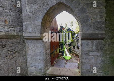 Niedersachsen, Nordstemmen, die Feuerwehr probt heute den Einsatz auf Schloss Marienburg bei Pattensen in der Region Hannover. Mehr als 200 Feuerwehrleute von rund 25 Ortswehren sind den Angaben zufolge bei der Übung im Einsatz., *** Niedersachsen, Nordstemmen, die Feuerwehr probt heute auf Schloss Marienburg bei Pattensen in Hannover mehr als 200 Feuerwehrleute aus rund 25 örtlichen Feuerwehren nehmen an der Übung Teil. Stockfoto