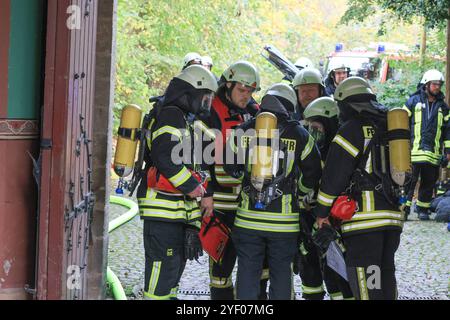 Niedersachsen, Nordstemmen, die Feuerwehr probt heute den Einsatz auf Schloss Marienburg bei Pattensen in der Region Hannover. Mehr als 200 Feuerwehrleute von rund 25 Ortswehren sind den Angaben zufolge bei der Übung im Einsatz., *** Niedersachsen, Nordstemmen, die Feuerwehr probt heute auf Schloss Marienburg bei Pattensen in Hannover mehr als 200 Feuerwehrleute aus rund 25 örtlichen Feuerwehren nehmen an der Übung Teil. Stockfoto