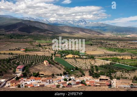 Landschaft mit Blick auf die Berge der Sierra Nevada vom Castillo de La Calahorra, La Calahorra, Provinz Granada, Spanien Stockfoto