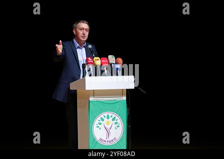 Diyarbakir, Türkei. November 2024. Der Co-Vorsitzende der dem-Partei, Tuncer Bakirhan, sah bei einem öffentlichen Treffen in Diyarbakir sprechen. Der Co-Vorsitzende der Partei People' Equality and Democracy (dem) Tuncer Bakirhan organisierte ein öffentliches Treffen im Kultur- und Kongresszentrum Cand Amed in Diyarbak Bakirhan sagte, sie seien bereit für die Lösung des Kurdenproblems in der Türkei. Quelle: SOPA Images Limited/Alamy Live News Stockfoto