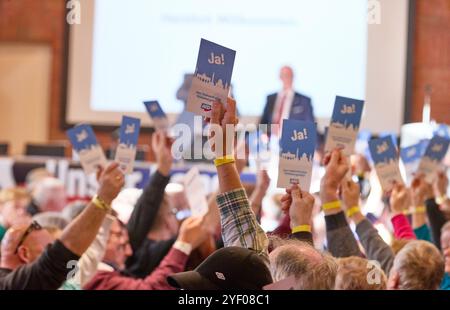 Henstedt Ulzburg, Deutschland. November 2024. Teilnehmer der AfD Schleswig-Holstein Landesparteikonferenz stimmen im Gemeindezentrum ab. Quelle: Georg Wendt/dpa/Alamy Live News Stockfoto