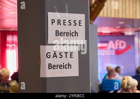 Henstedt Ulzburg, Deutschland. November 2024. Auf Schildern auf der Landesparteikonferenz der AfD Schleswig-Holstein im Bürgerhaus finden Sie den Pressebereich und den Gästebereich. Quelle: Georg Wendt/dpa/Alamy Live News Stockfoto