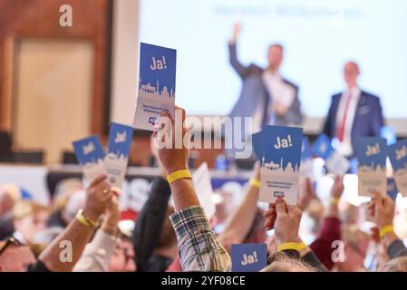 Henstedt Ulzburg, Deutschland. November 2024. Teilnehmer der AfD Schleswig-Holstein Landesparteikonferenz stimmen im Gemeindezentrum ab. Quelle: Georg Wendt/dpa/Alamy Live News Stockfoto