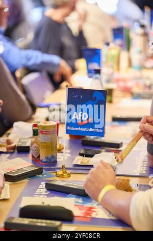 Henstedt Ulzburg, Deutschland. November 2024. Mitglieder der AfD sitzen an ihren Sitzen auf der Landesparteikonferenz der AfD Schleswig-Holstein im Bürgerhaus. Quelle: Georg Wendt/dpa/Alamy Live News Stockfoto