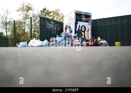 Illegale Müllentsorgung wird zur Herausforderung für Kommunen. Blick auf illegal entsorgten Hausmüll an einem Altkleidercontainer. Ausmaß der illegalen Abfallentsorgung in leer nicht mehr zumutbar. Der Abfallwirtschaftsbetrieb des Landkreises leer zieht nun die Konsequenzen und gibt mehrere Standort auf. Die dort aufgestellten Container für Altglas und Alttextilien wurden abgezogen. Emden Niedersachsen Deutschland *** illegale Abfallentsorgung wird für Kommunen zu einer Herausforderung Ansicht der illegal entsorgten Haushaltsabfälle in einem gebrauchten Bekleidungsbehälter das Ausmaß der illegalen Abfallentsorgung Stockfoto