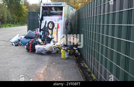 Illegale Müllentsorgung wird zur Herausforderung für Kommunen. Blick auf illegal entsorgten Hausmüll an einem Altkleidercontainer. Ausmaß der illegalen Abfallentsorgung in leer nicht mehr zumutbar. Der Abfallwirtschaftsbetrieb des Landkreises leer zieht nun die Konsequenzen und gibt mehrere Standort auf. Die dort aufgestellten Container für Altglas und Alttextilien wurden abgezogen. Emden Niedersachsen Deutschland *** illegale Abfallentsorgung wird für Kommunen zu einer Herausforderung Ansicht der illegal entsorgten Haushaltsabfälle in einem gebrauchten Bekleidungsbehälter das Ausmaß der illegalen Abfallentsorgung Stockfoto