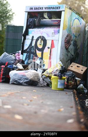 Illegale Müllentsorgung wird zur Herausforderung für Kommunen. Blick auf illegal entsorgten Hausmüll an einem Altkleidercontainer. Ausmaß der illegalen Abfallentsorgung in leer nicht mehr zumutbar. Der Abfallwirtschaftsbetrieb des Landkreises leer zieht nun die Konsequenzen und gibt mehrere Standort auf. Die dort aufgestellten Container für Altglas und Alttextilien wurden abgezogen. Emden Niedersachsen Deutschland *** illegale Abfallentsorgung wird für Kommunen zu einer Herausforderung Ansicht der illegal entsorgten Haushaltsabfälle in einem gebrauchten Bekleidungsbehälter das Ausmaß der illegalen Abfallentsorgung Stockfoto